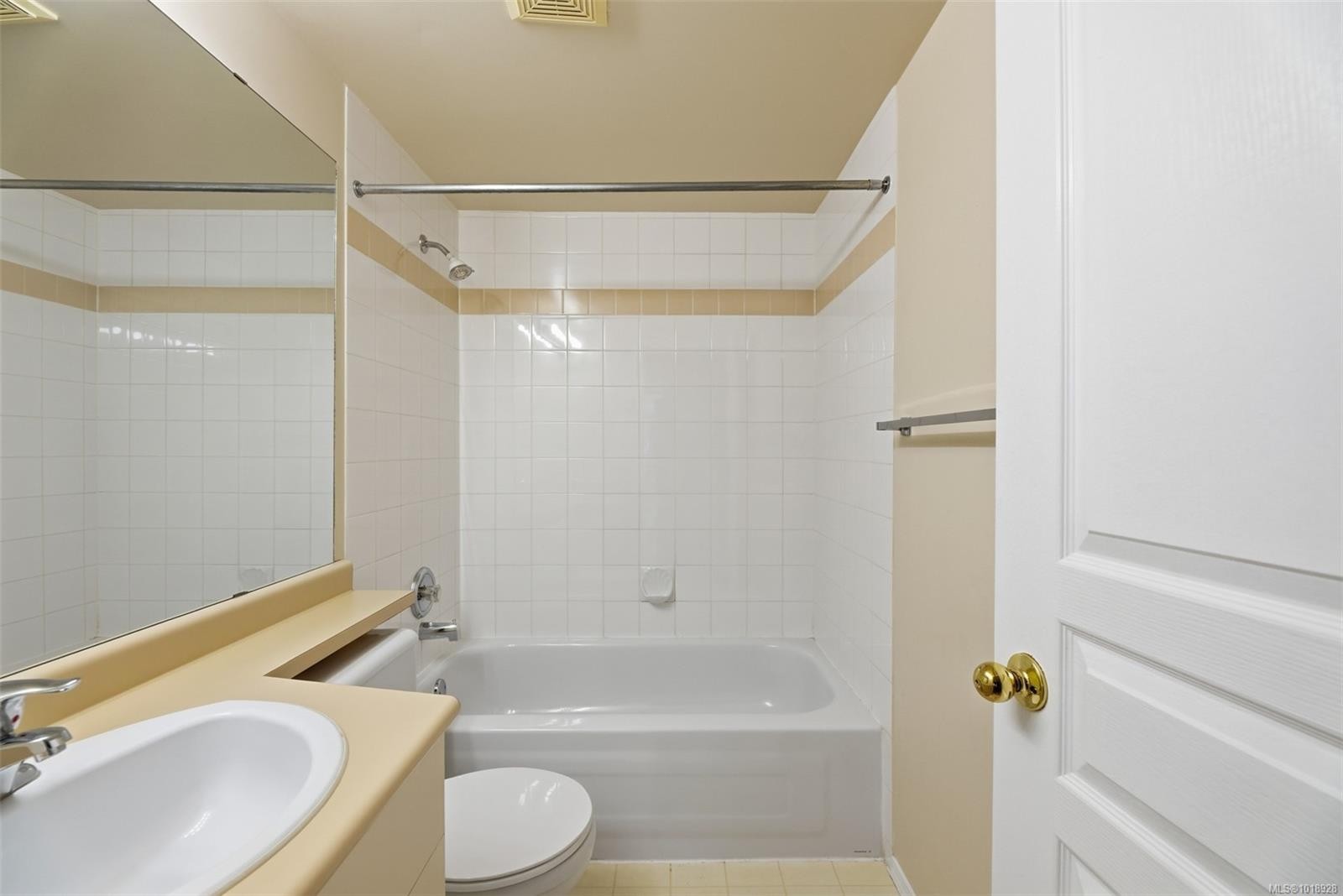306-894 Vernon Ave, Saanich, BC - Indoor Photo Showing Bathroom