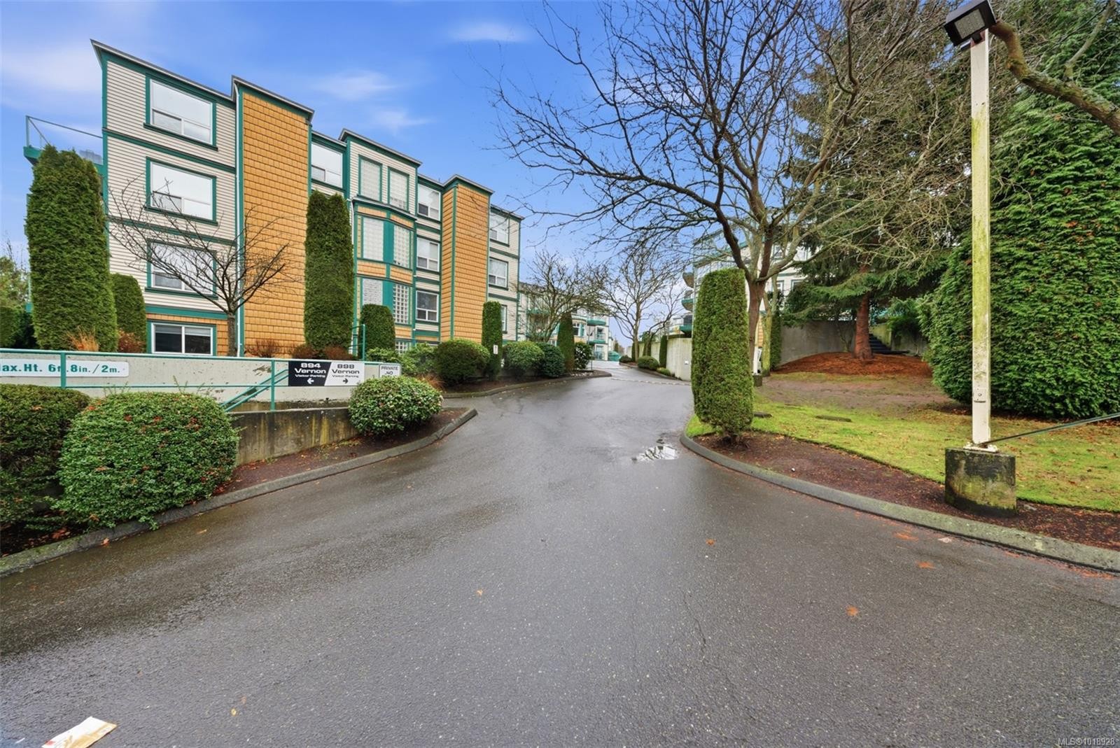 306-894 Vernon Ave, Saanich, BC - Outdoor