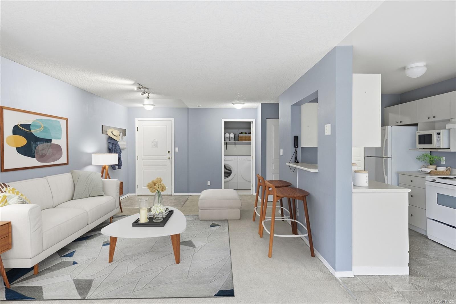 306-894 Vernon Ave, Saanich, BC - Indoor Photo Showing Living Room