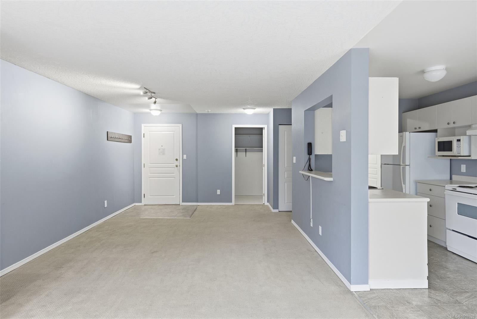 306-894 Vernon Ave, Saanich, BC - Indoor Photo Showing Other Room