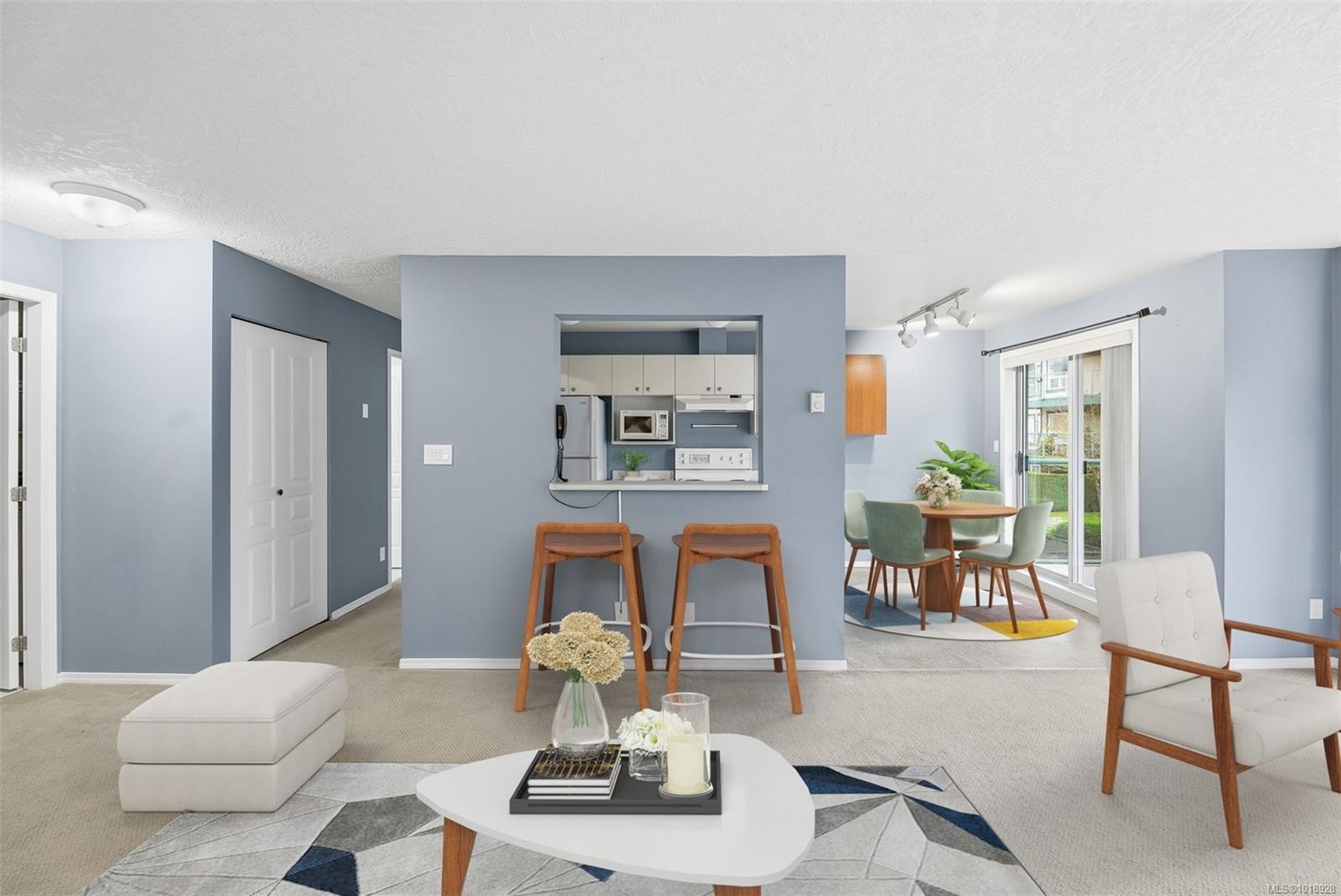 306-894 Vernon Ave, Saanich, BC - Indoor Photo Showing Living Room