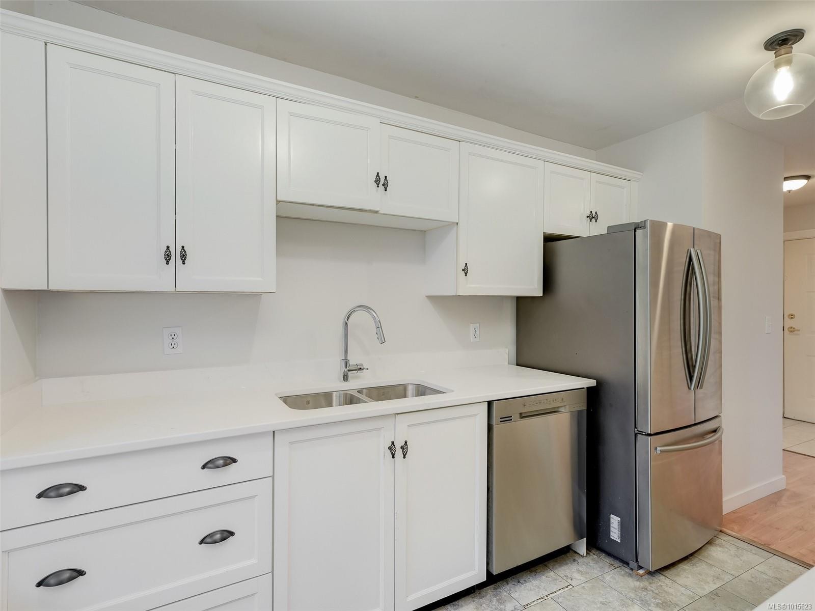 302-1201 Hillside Ave, Victoria, BC - Indoor Photo Showing Kitchen With Double Sink