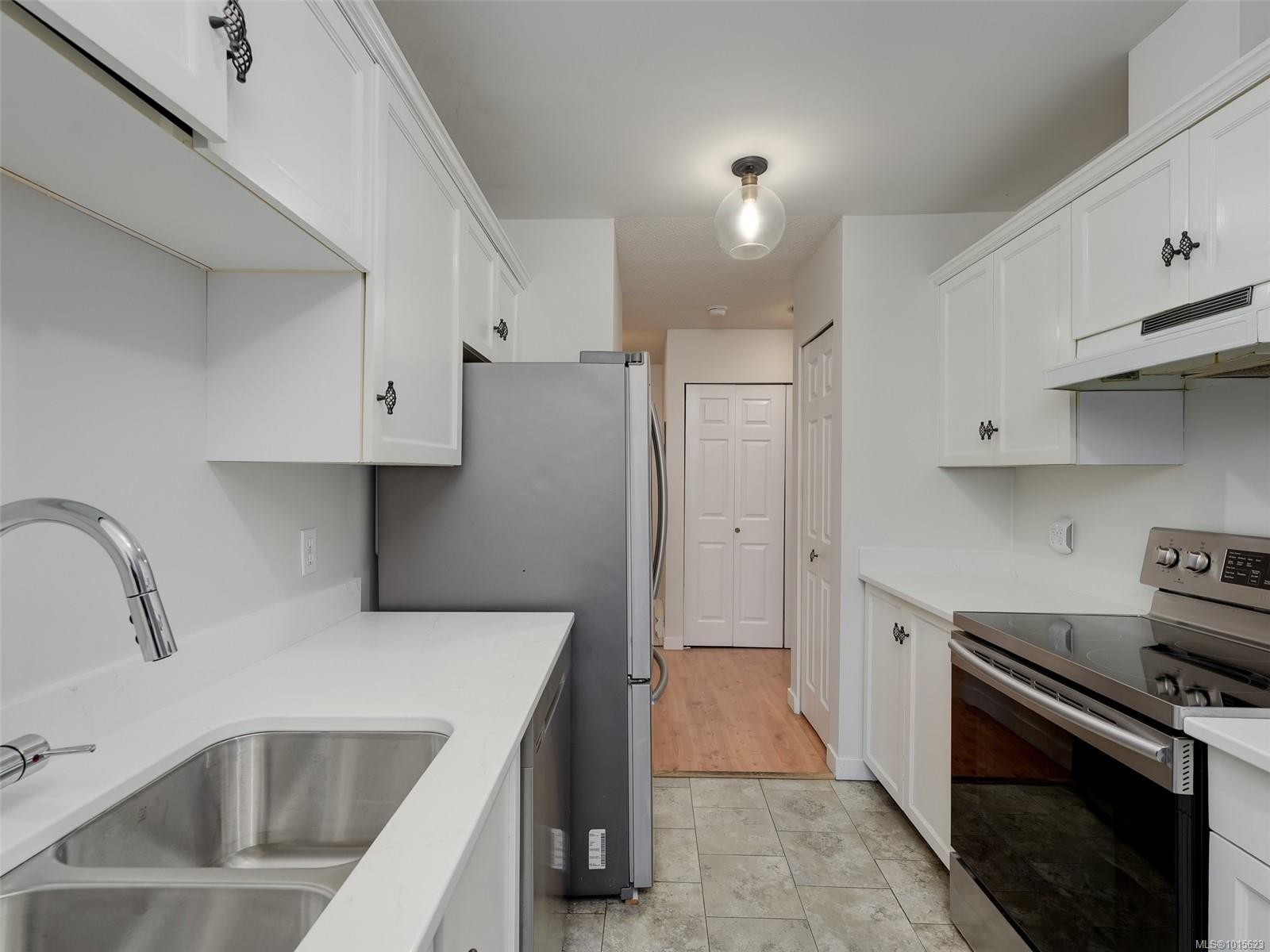 302-1201 Hillside Ave, Victoria, BC - Indoor Photo Showing Kitchen With Double Sink