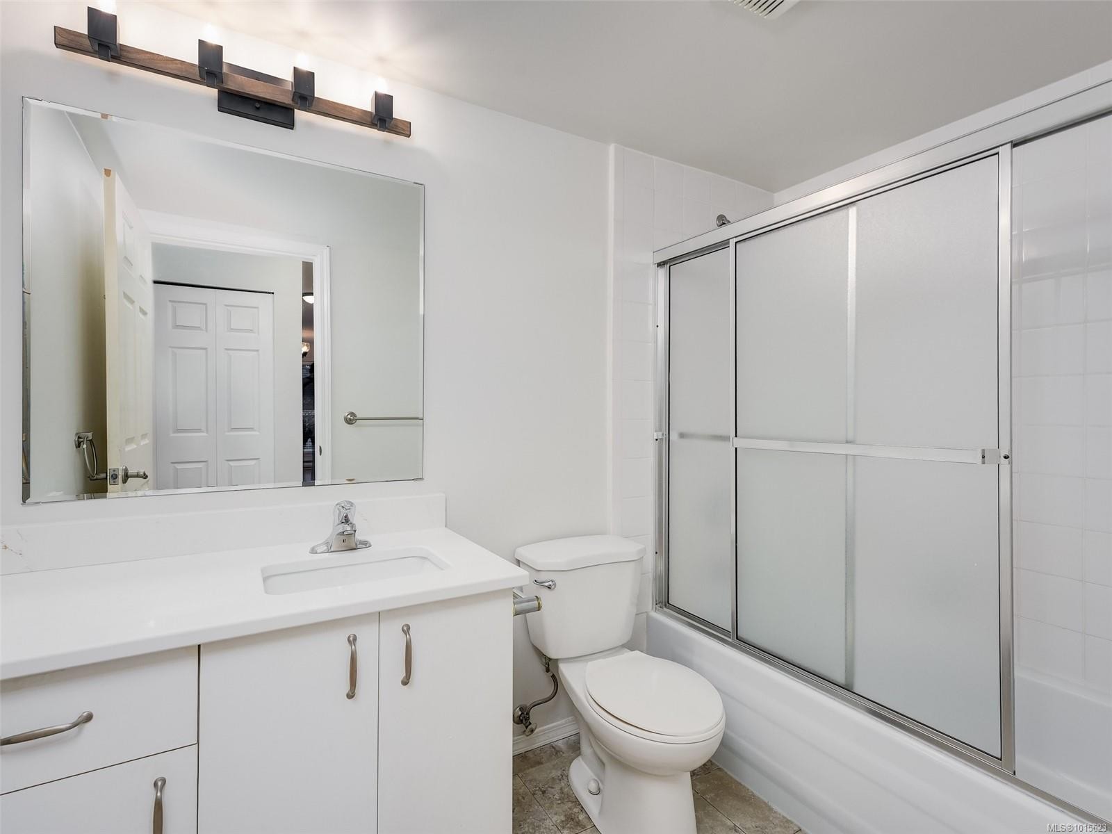 302-1201 Hillside Ave, Victoria, BC - Indoor Photo Showing Bathroom