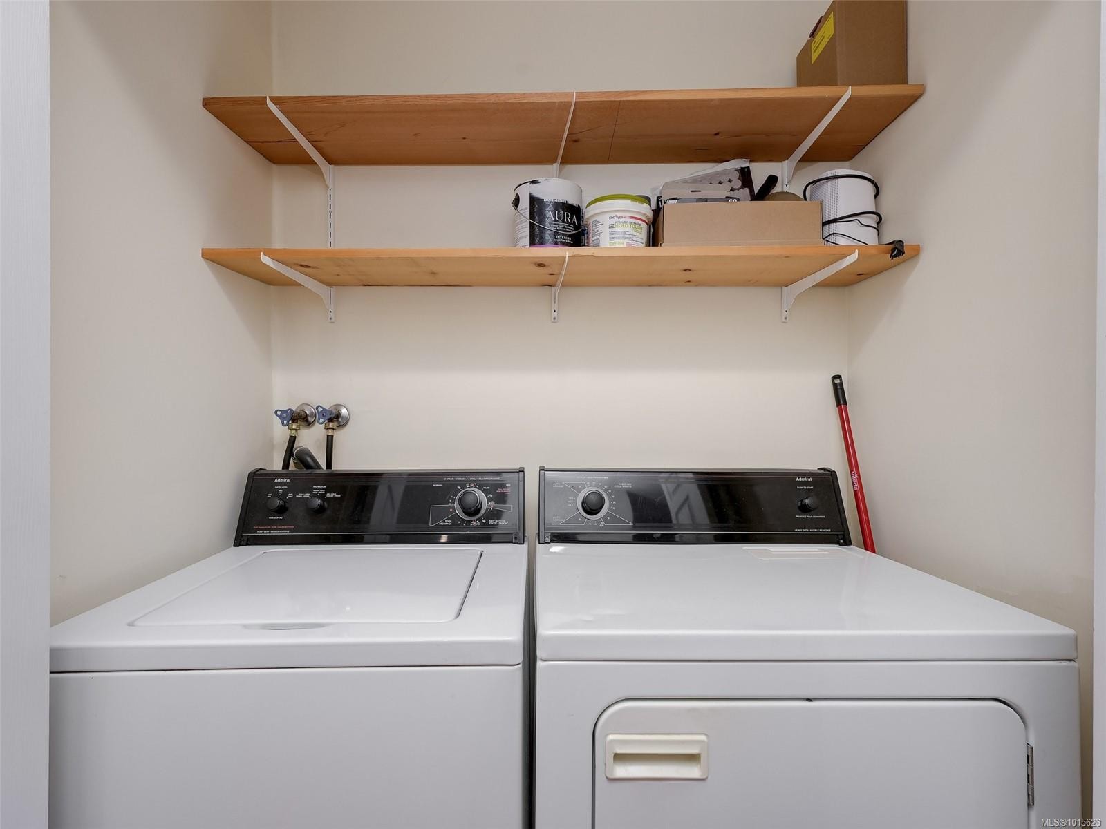 302-1201 Hillside Ave, Victoria, BC - Indoor Photo Showing Laundry Room