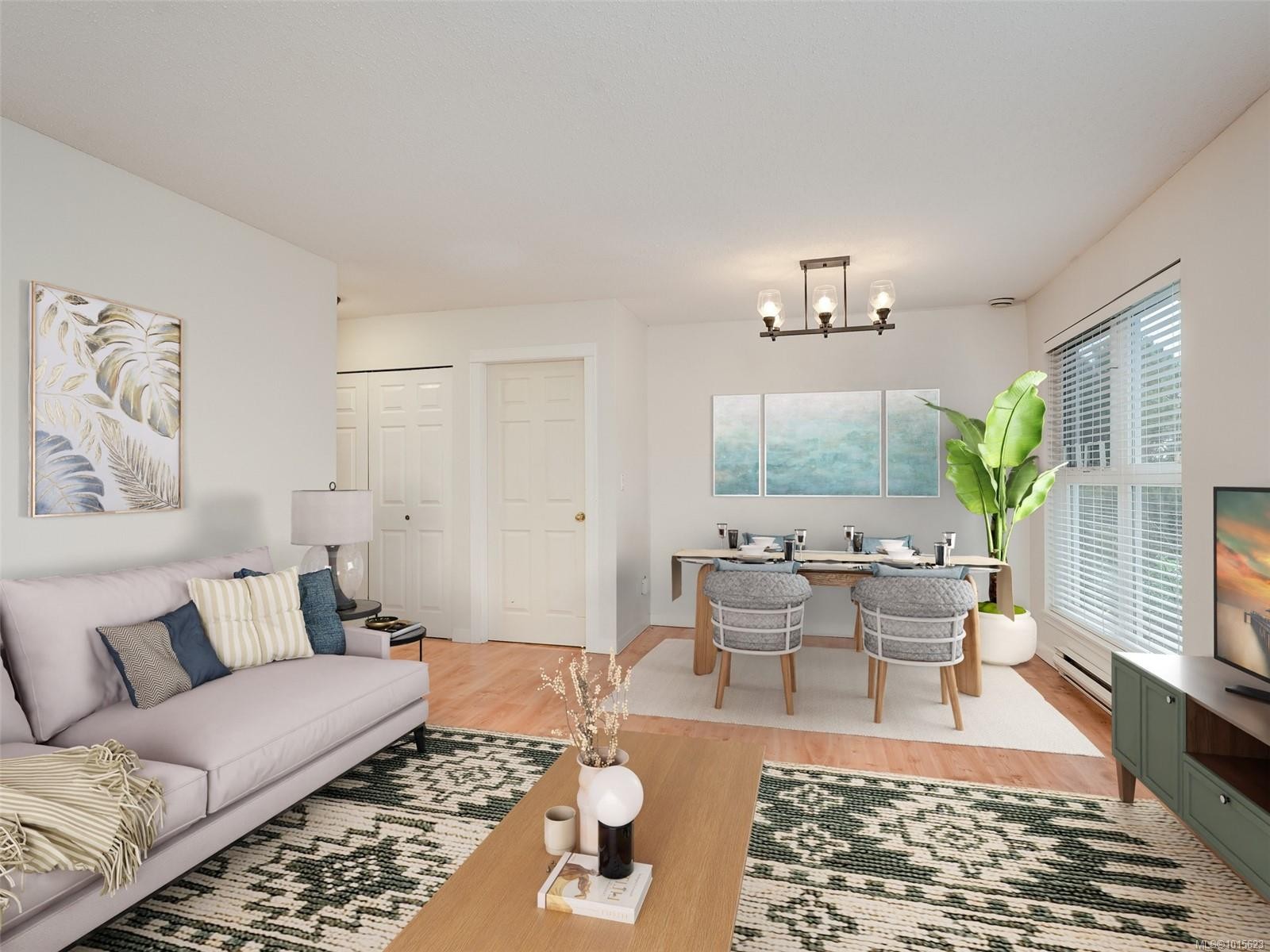 302-1201 Hillside Ave, Victoria, BC - Indoor Photo Showing Living Room