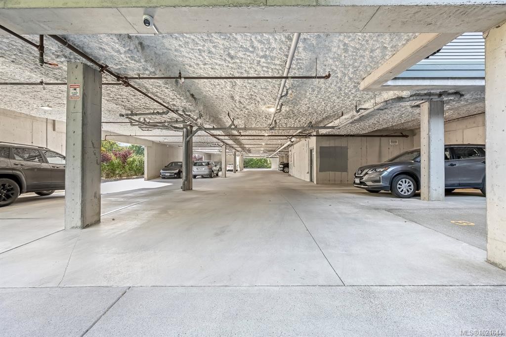 103-129 Back Rd, Courtenay, BC - Indoor Photo Showing Garage