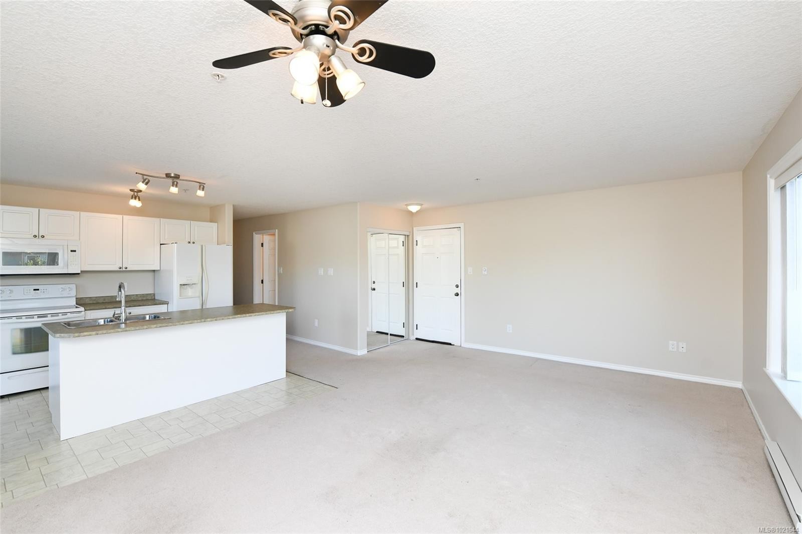 103-129 Back Rd, Courtenay, BC - Indoor Photo Showing Kitchen With Double Sink