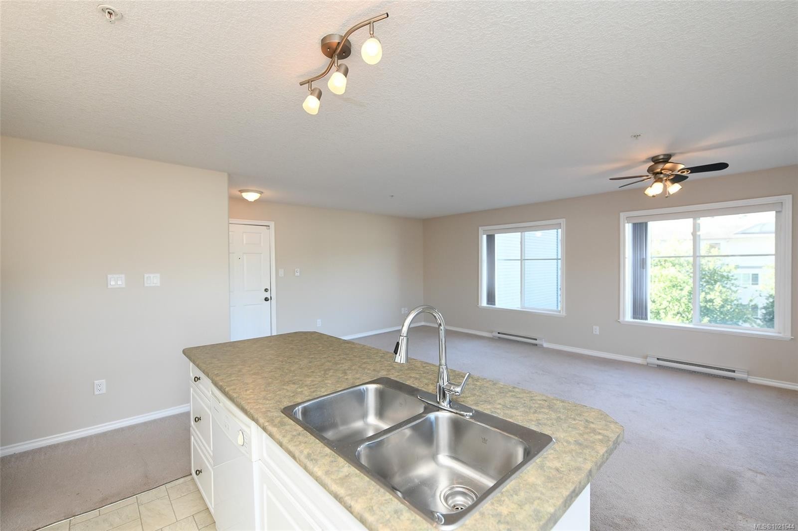 103-129 Back Rd, Courtenay, BC - Indoor Photo Showing Kitchen With Double Sink