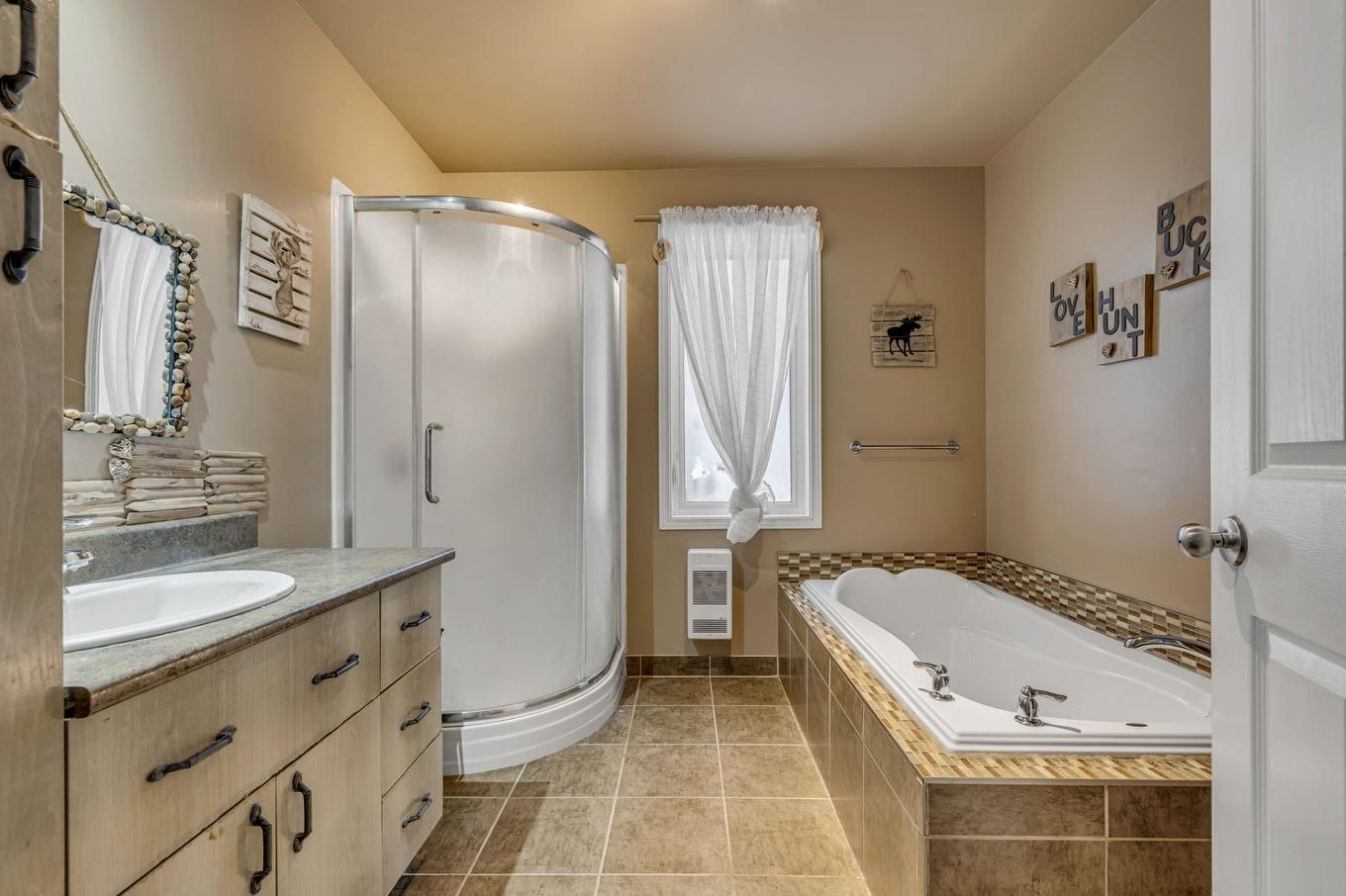 Salle de bains - 900 Ch. St-Edmond, Stoneham-Et-Tewkesbury, QC - Indoor Photo Showing Bathroom
