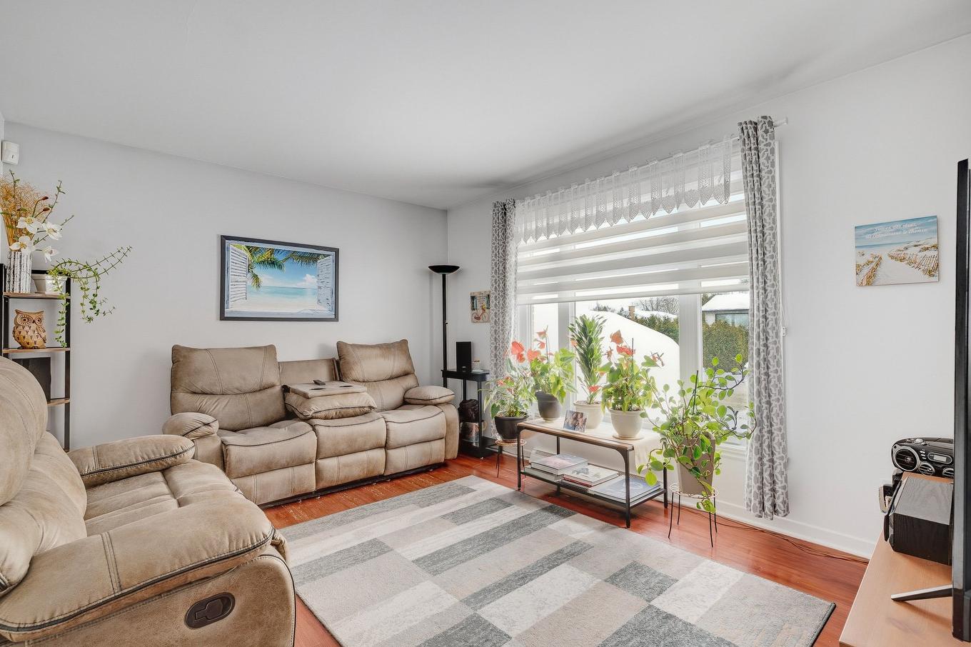 Salon - 365 Rue Papillon, Laval (Auteuil), QC - Indoor Photo Showing Living Room