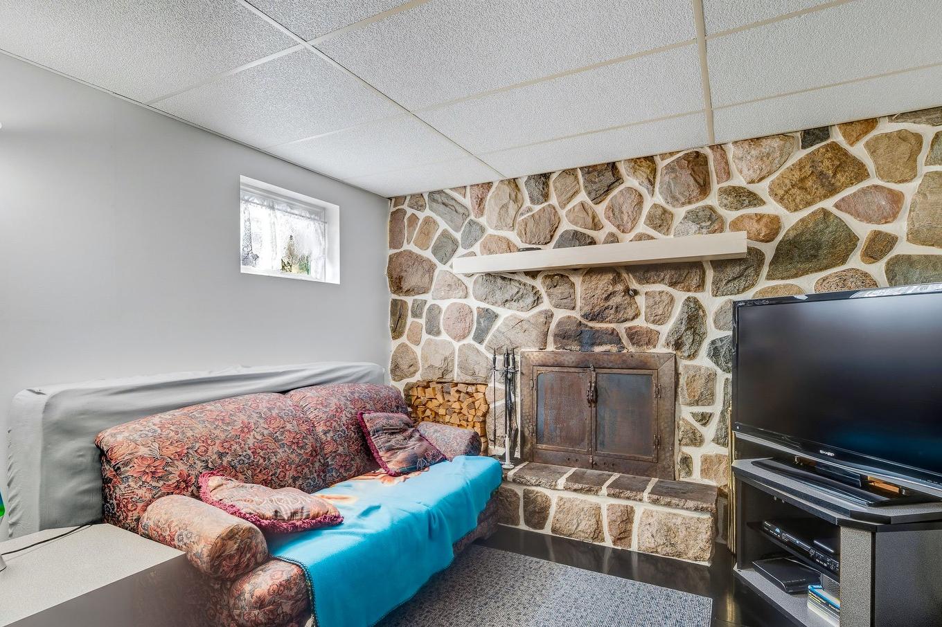 Salle familiale - 365 Rue Papillon, Laval (Auteuil), QC - Indoor With Fireplace