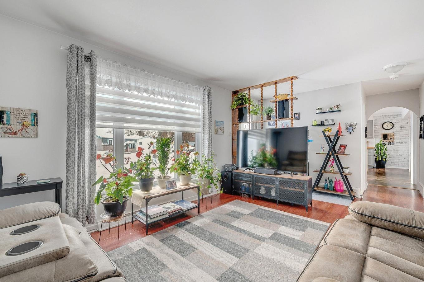 Salon - 365 Rue Papillon, Laval (Auteuil), QC - Indoor Photo Showing Living Room