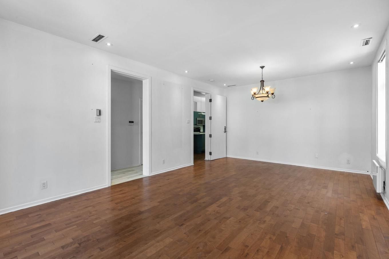 Salon - 370 Boul. St-Joseph E., Montréal (Le Plateau-Mont-Royal), QC - Indoor Photo Showing Other Room