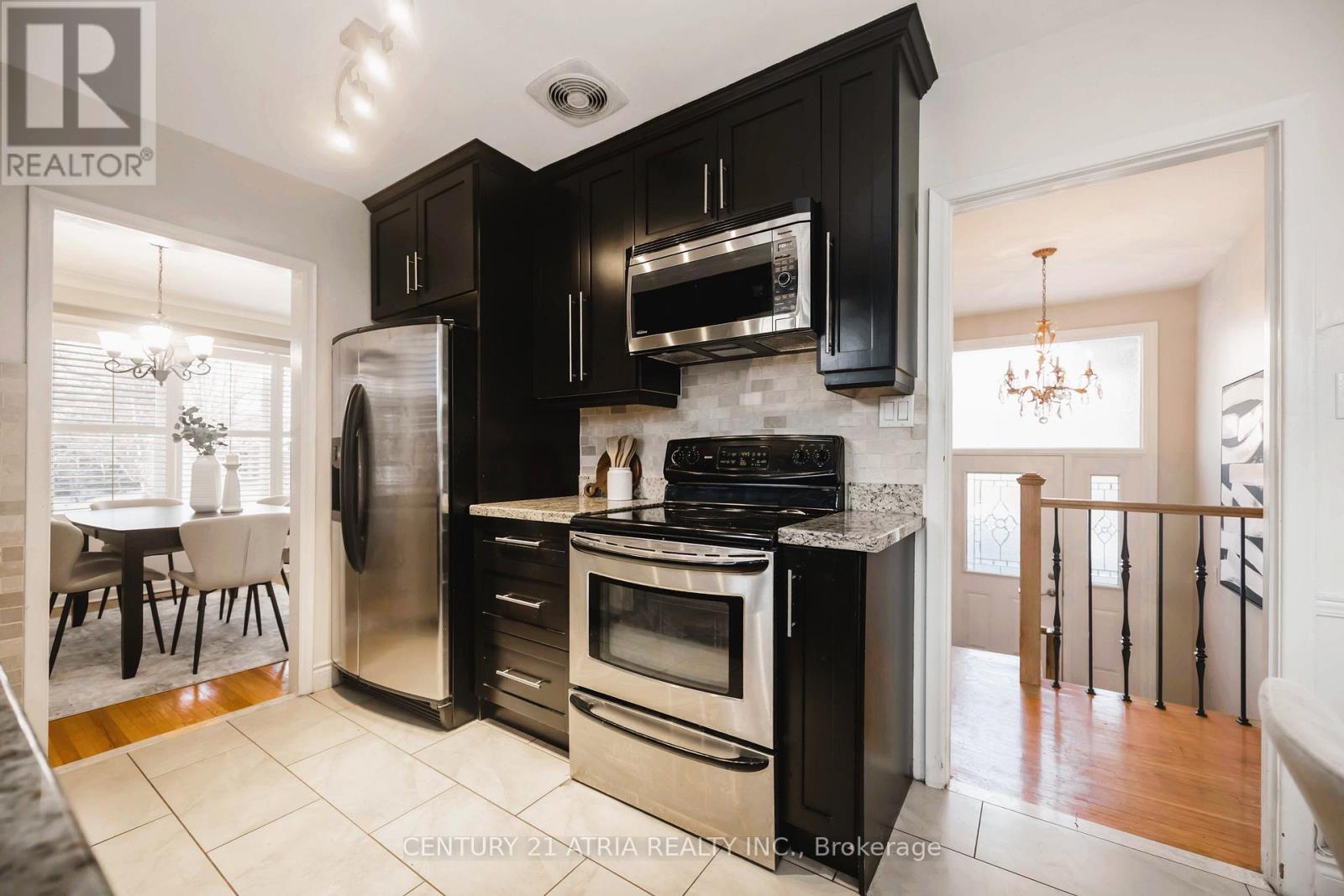39 Amberdale Drive, Toronto, ON - Indoor Photo Showing Kitchen