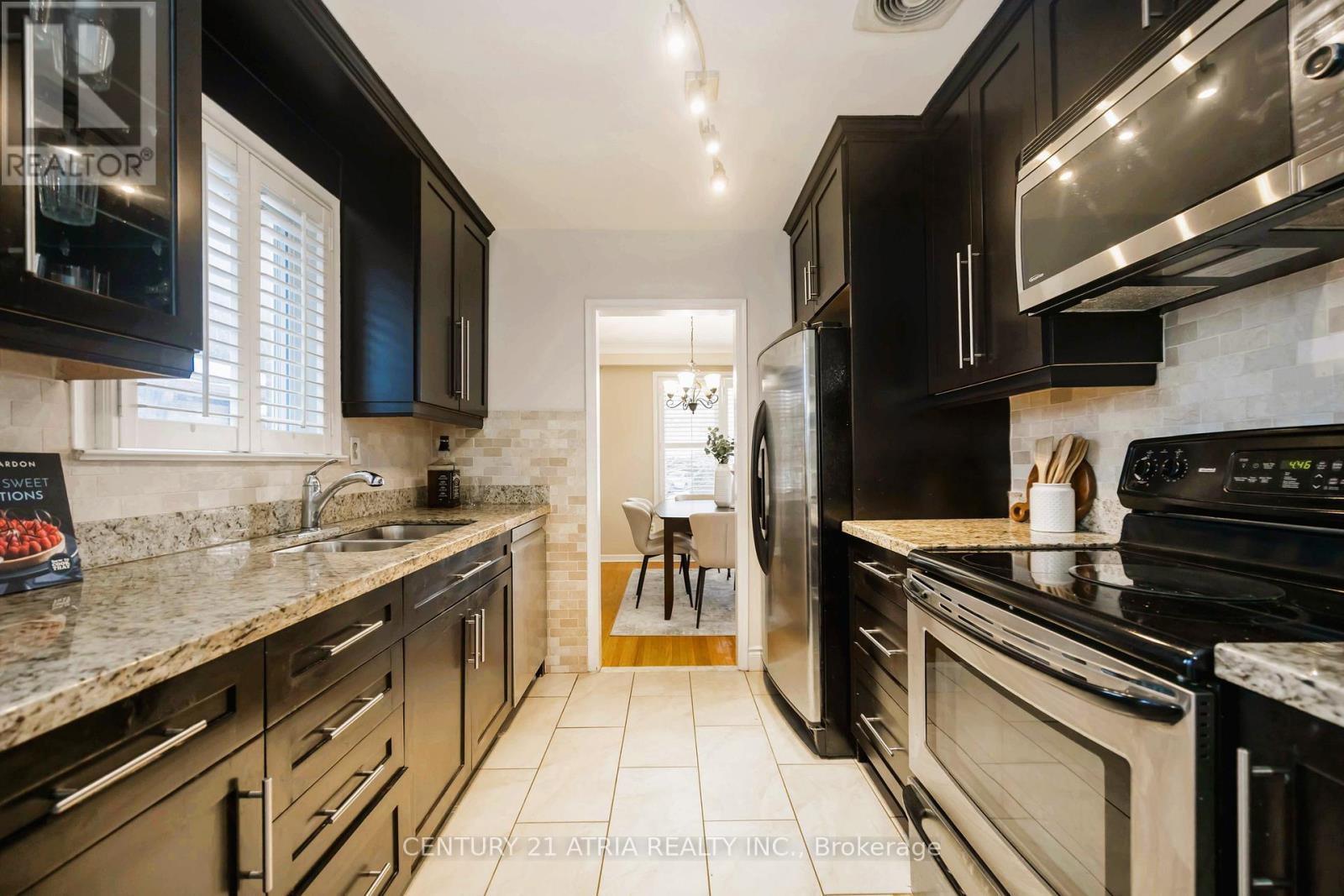 39 Amberdale Drive, Toronto, ON - Indoor Photo Showing Kitchen With Double Sink