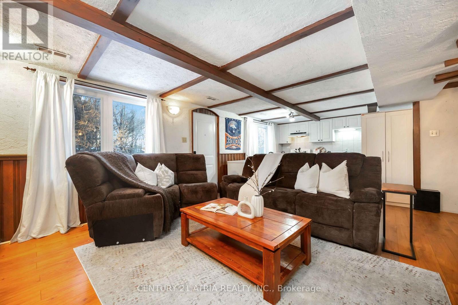 39 Amberdale Drive, Toronto, ON - Indoor Photo Showing Living Room