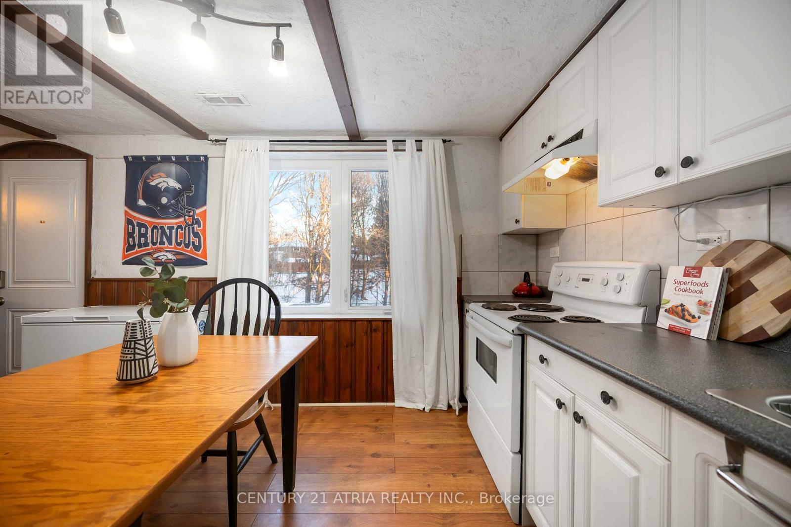 39 Amberdale Drive, Toronto, ON - Indoor Photo Showing Kitchen