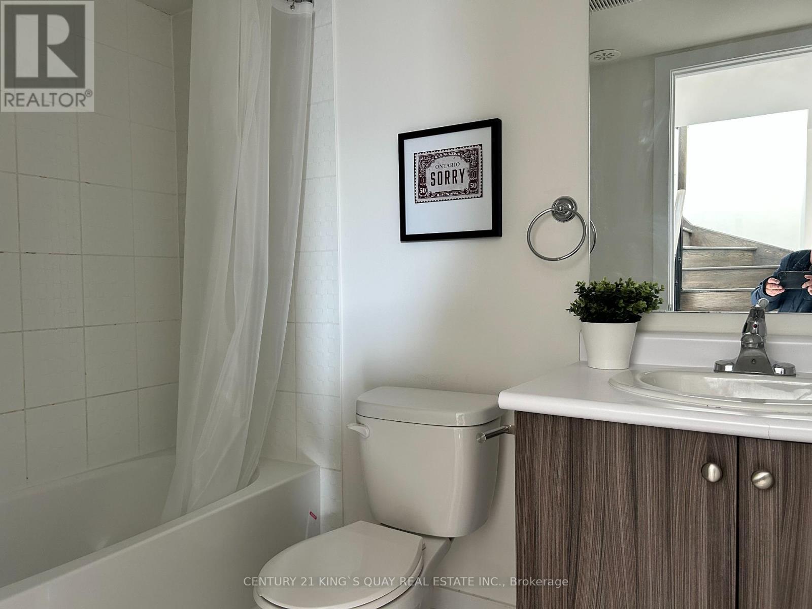 304 - 20 Dunsheath Way, Markham, ON - Indoor Photo Showing Bathroom