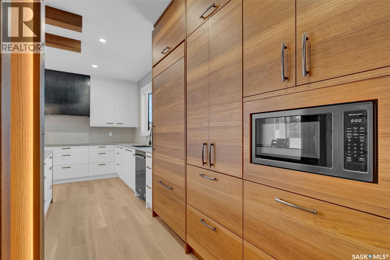 8267 Wascana Gardens Point, Regina, SK - Indoor Photo Showing Kitchen