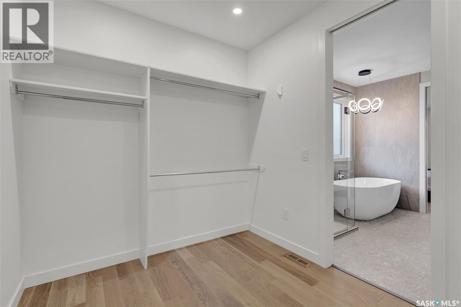 8267 Wascana Gardens Point, Regina, SK - Indoor