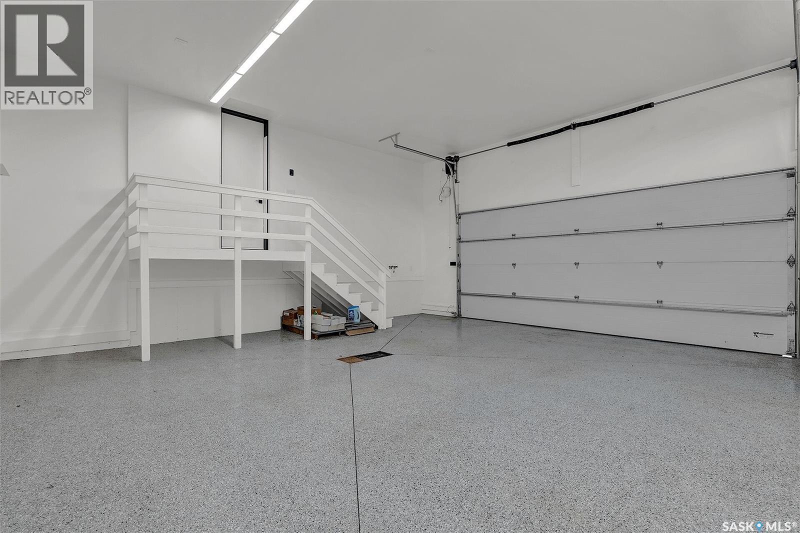 8267 Wascana Gardens Point, Regina, SK - Indoor Photo Showing Garage