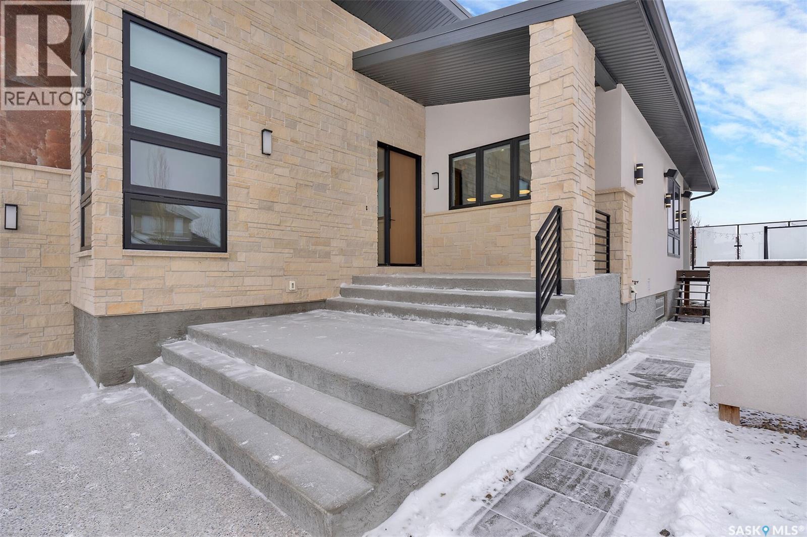 8267 Wascana Gardens Point, Regina, SK - Outdoor With Exterior