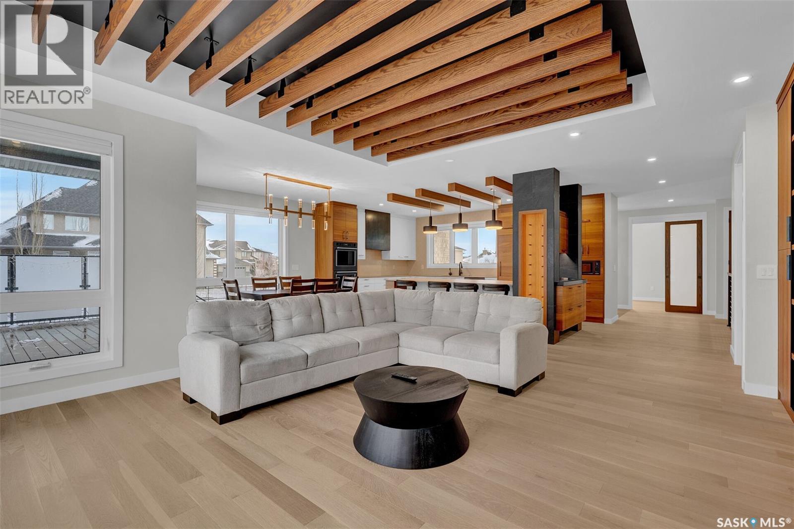 8267 Wascana Gardens Point, Regina, SK - Indoor Photo Showing Living Room