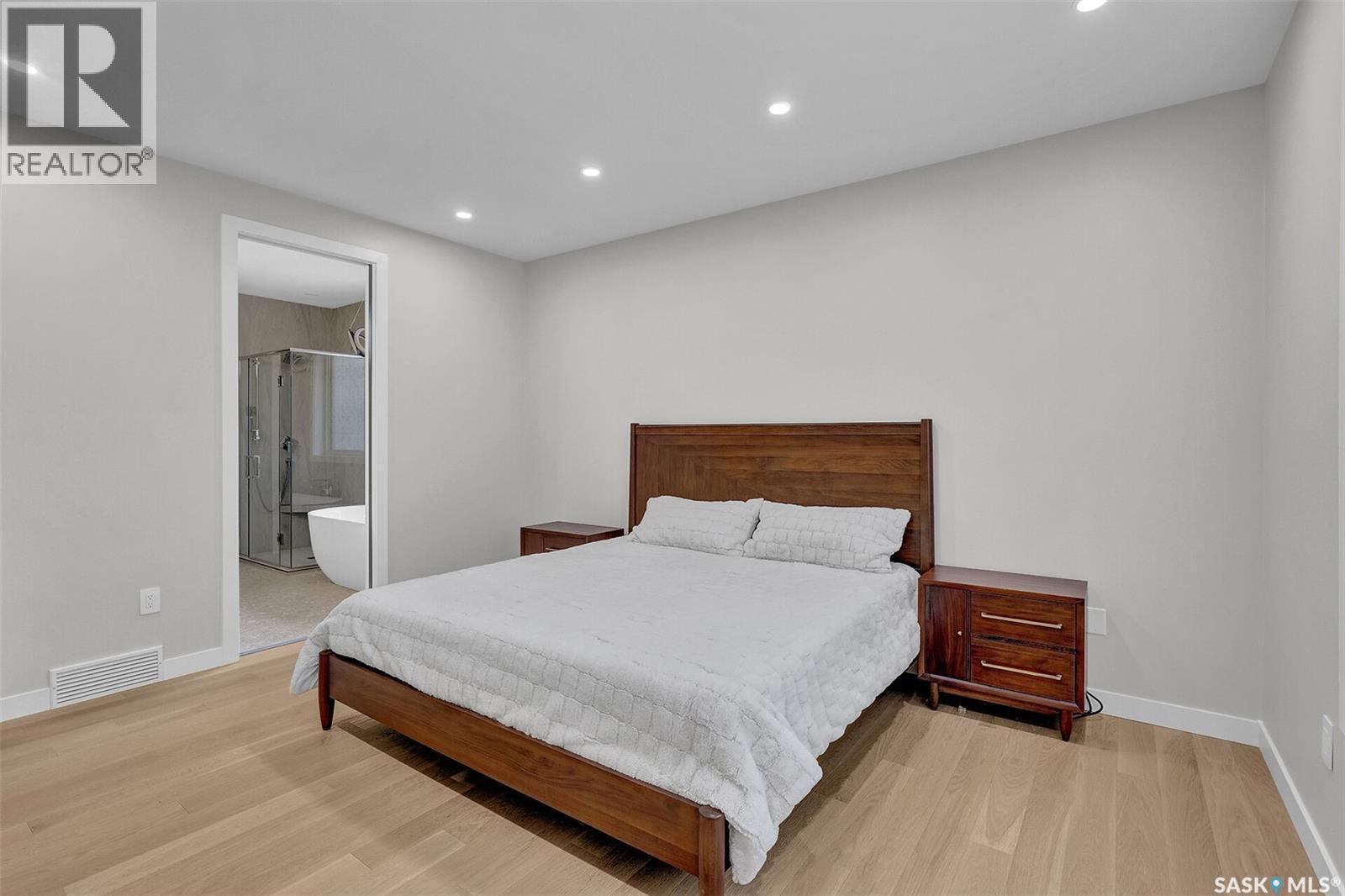 8267 Wascana Gardens Point, Regina, SK - Indoor Photo Showing Bedroom
