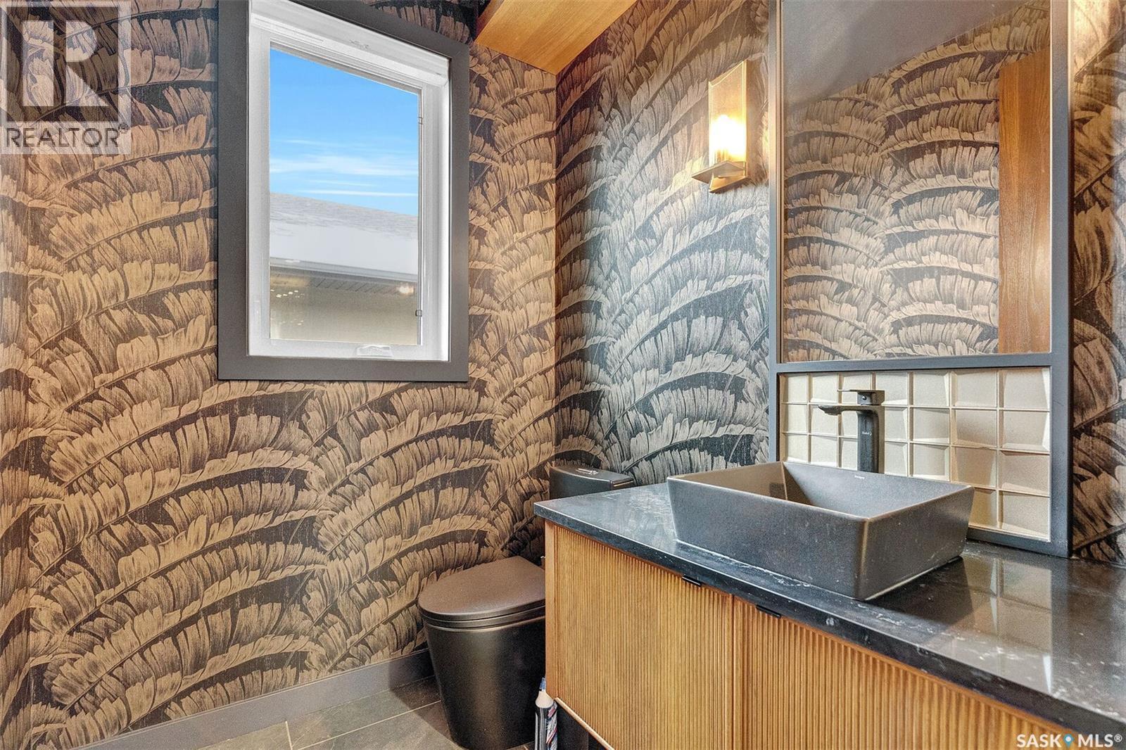 8267 Wascana Gardens Point, Regina, SK - Indoor Photo Showing Bathroom