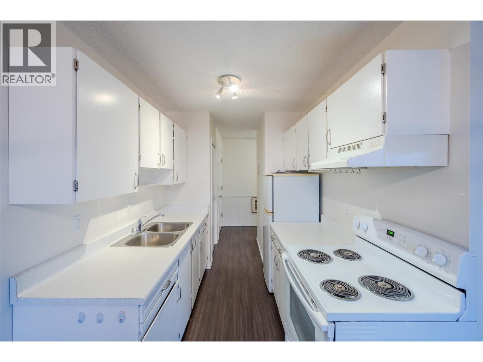 198 Roy Avenue Unit# 204, Penticton, BC - Indoor Photo Showing Kitchen With Double Sink