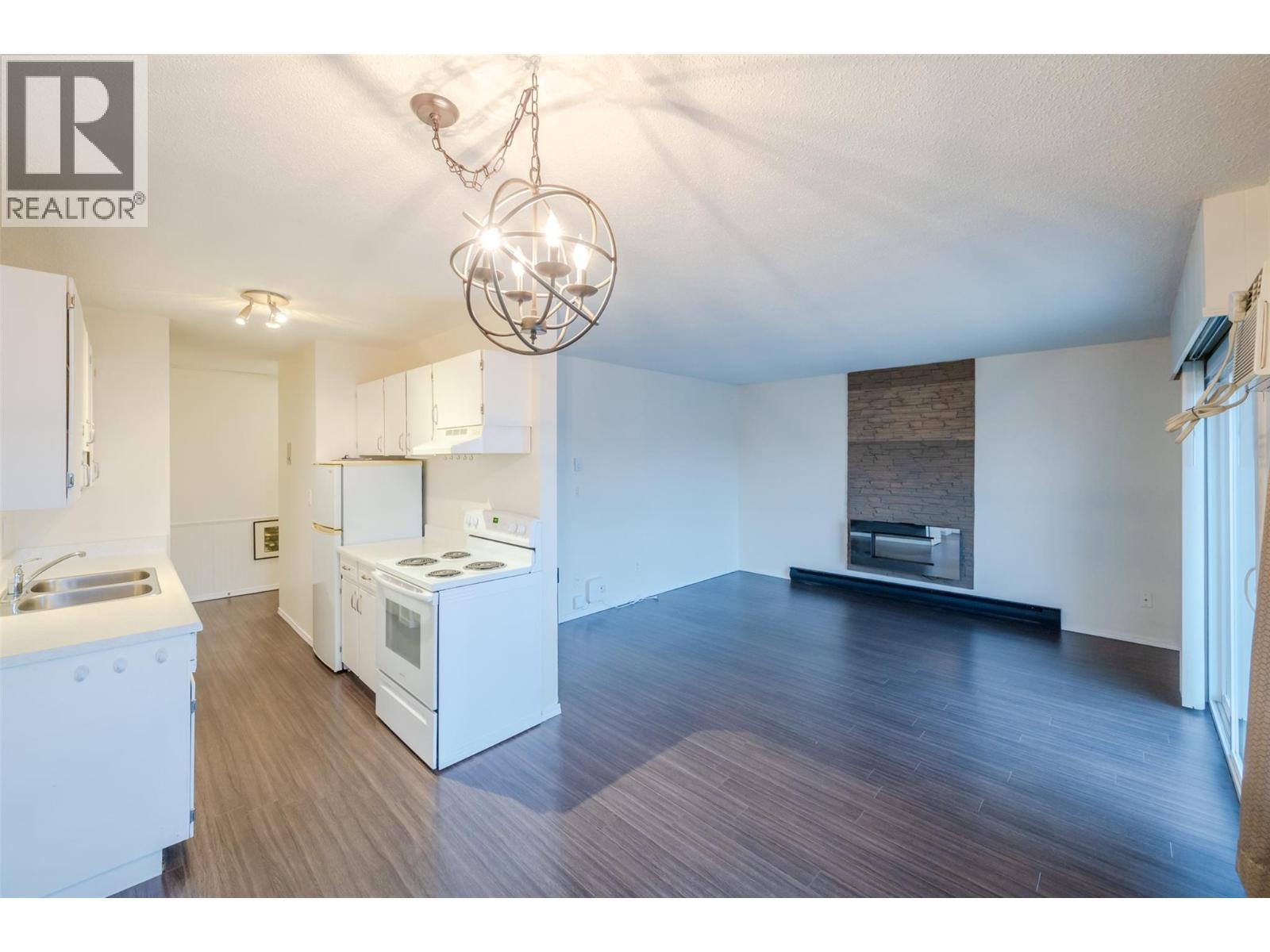 198 Roy Avenue Unit# 204, Penticton, BC - Indoor Photo Showing Kitchen With Double Sink