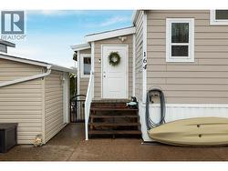 Storage / shop space to the left -