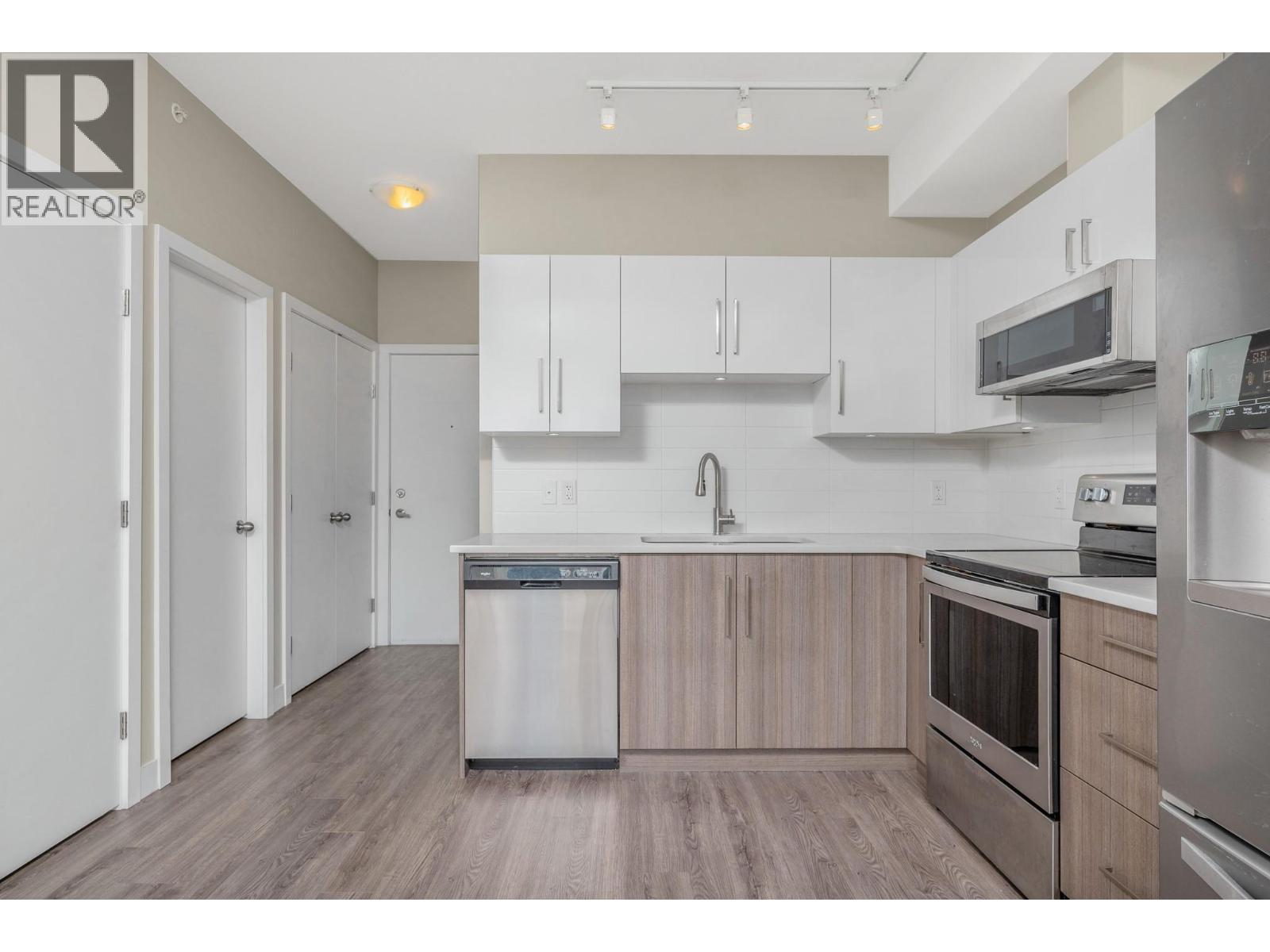 3409 28 Avenue Unit# 413, Vernon, BC - Indoor Photo Showing Kitchen With Upgraded Kitchen