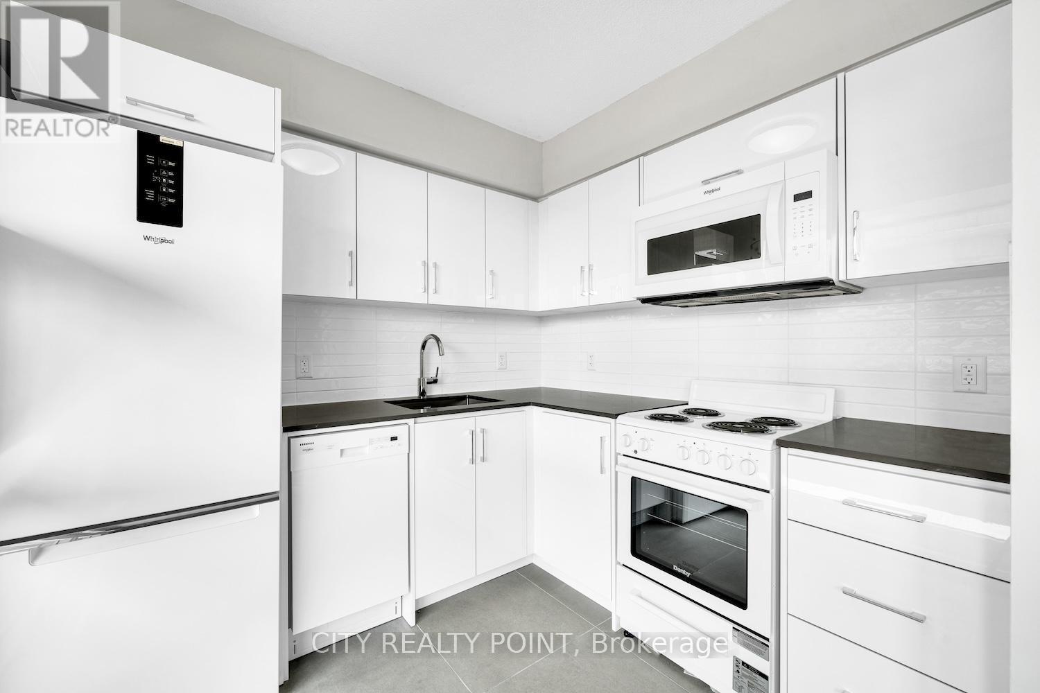 1008 - 33 Isabella Street, Toronto, ON - Indoor Photo Showing Kitchen