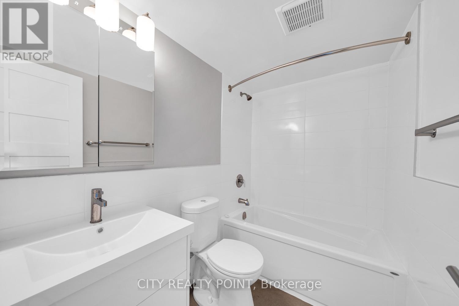 1008 - 33 Isabella Street, Toronto, ON - Indoor Photo Showing Bathroom