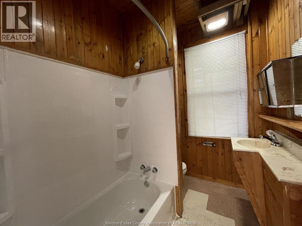 3338 Sandwich Street, Windsor, ON - Indoor Photo Showing Bathroom