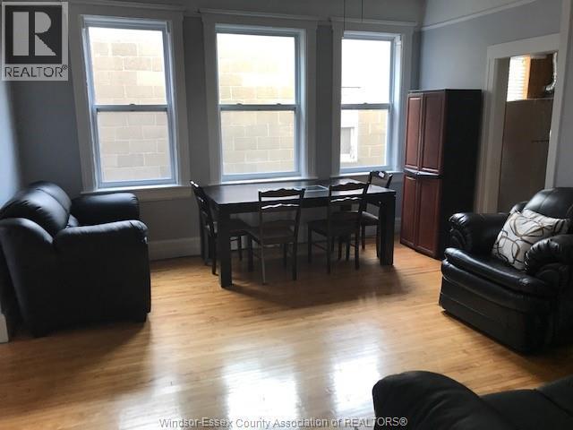 3338 Sandwich Street, Windsor, ON - Indoor Photo Showing Living Room