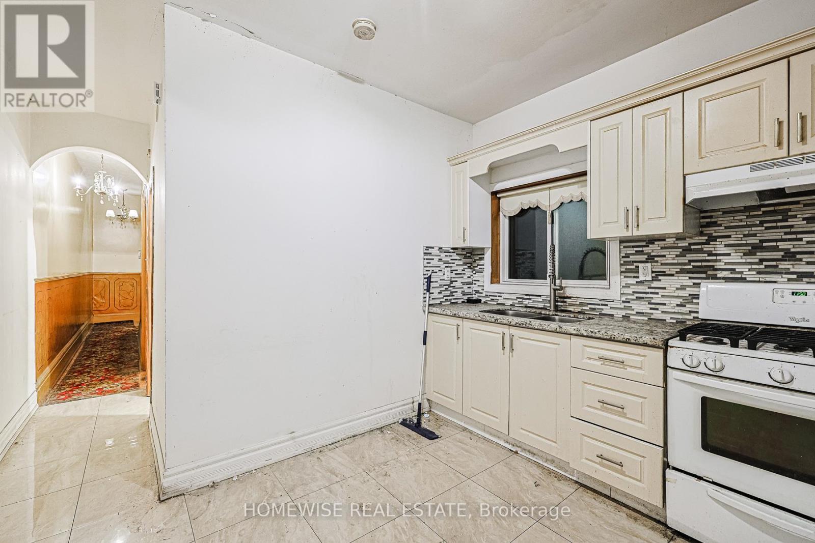 598 Bathurst Street, Toronto, ON - Indoor Photo Showing Kitchen With Double Sink