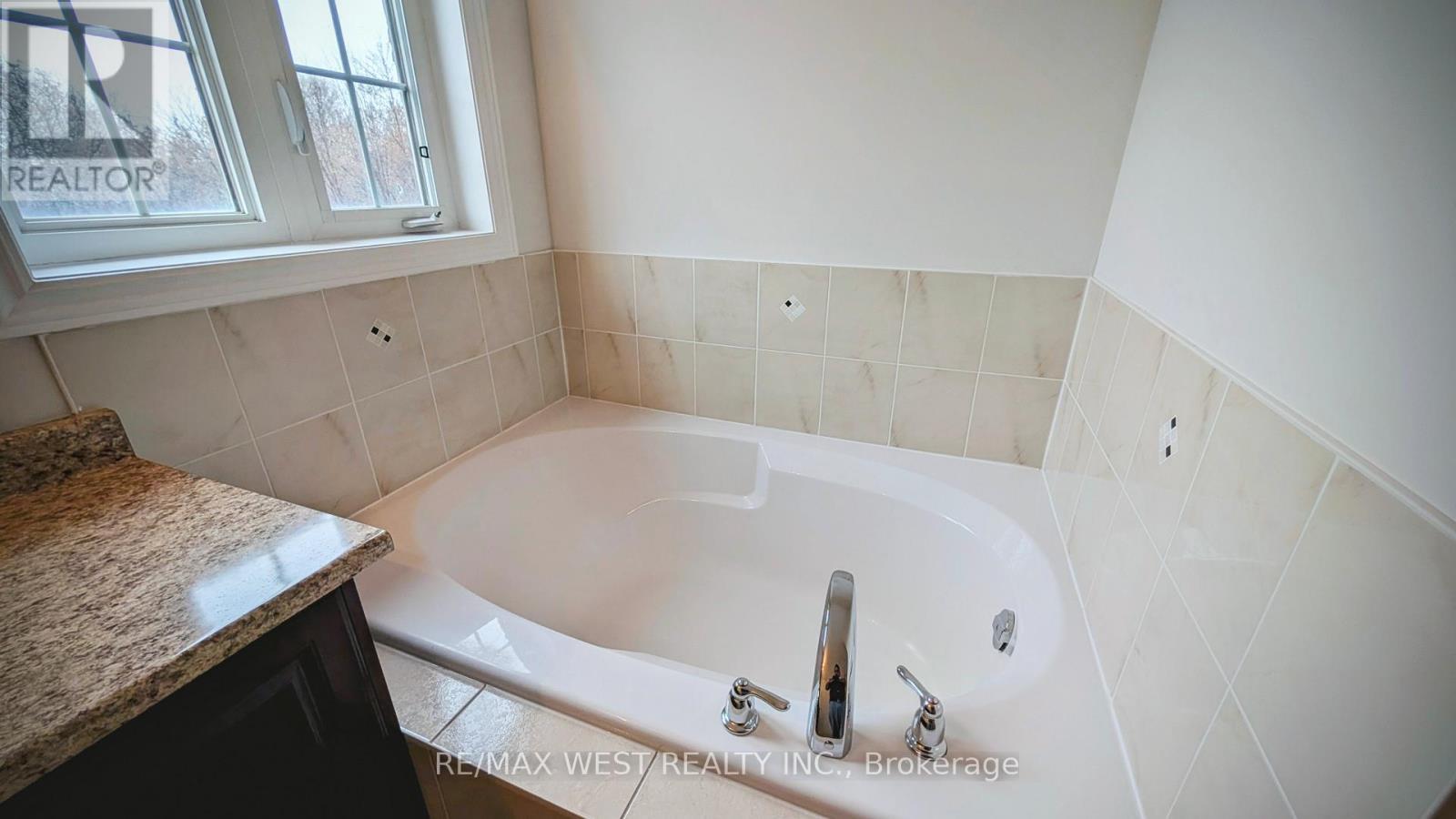 10 Moore'S Court, Markham, ON - Indoor Photo Showing Bathroom