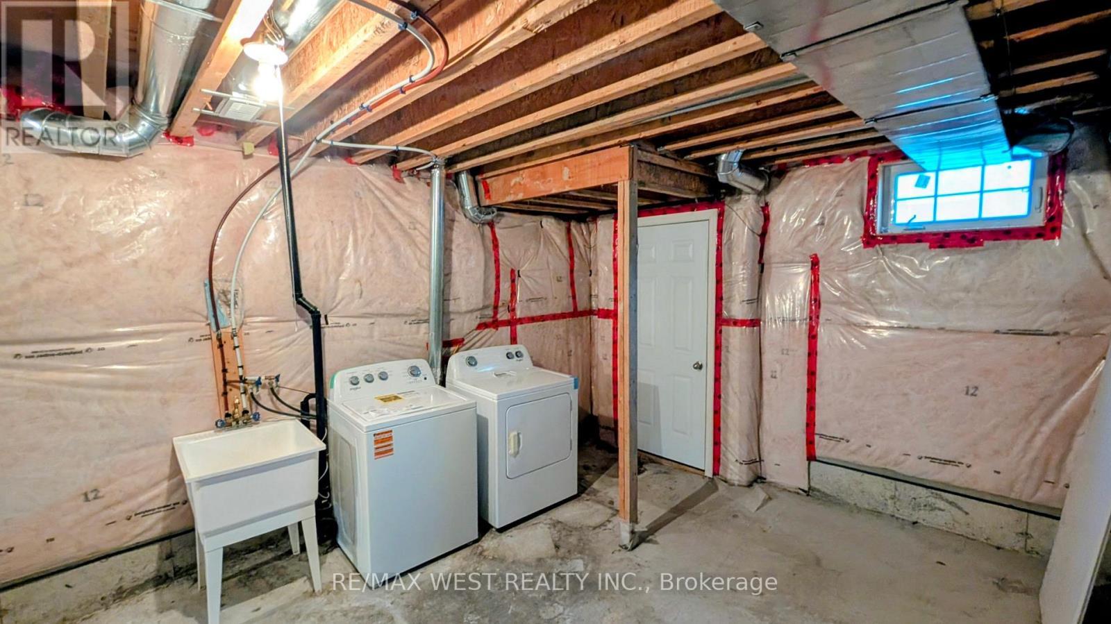 10 Moore'S Court, Markham, ON - Indoor Photo Showing Laundry Room