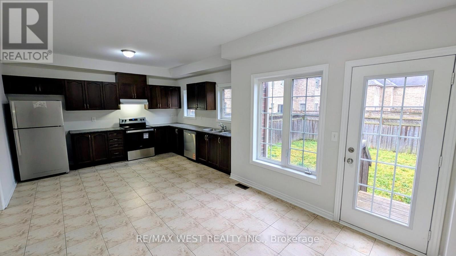 10 Moore'S Court, Markham, ON - Indoor Photo Showing Kitchen With Double Sink
