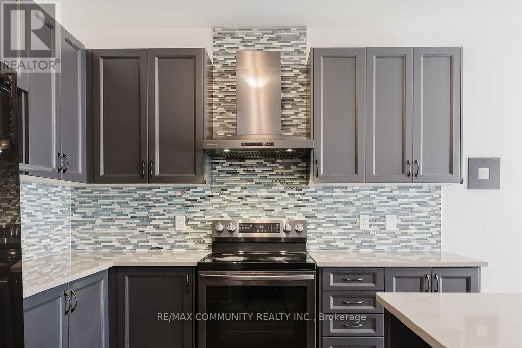 100 Folgate Crescent, Brampton, ON - Indoor Photo Showing Kitchen With Upgraded Kitchen