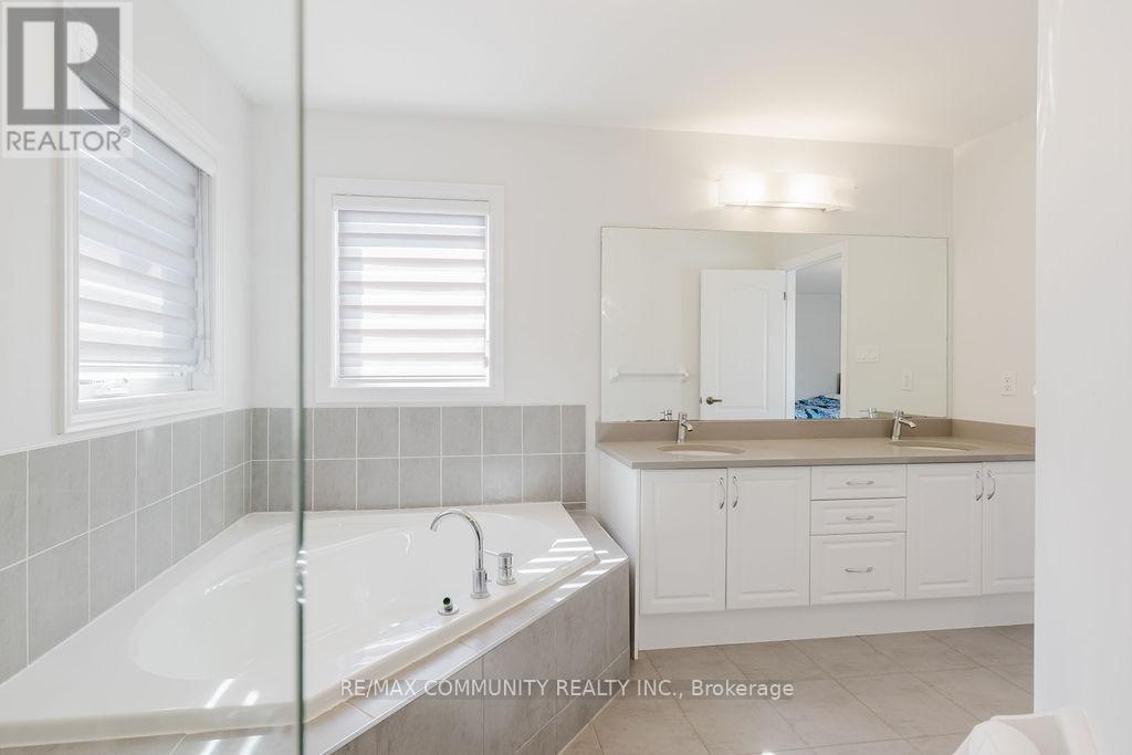 100 Folgate Crescent, Brampton, ON - Indoor Photo Showing Bathroom