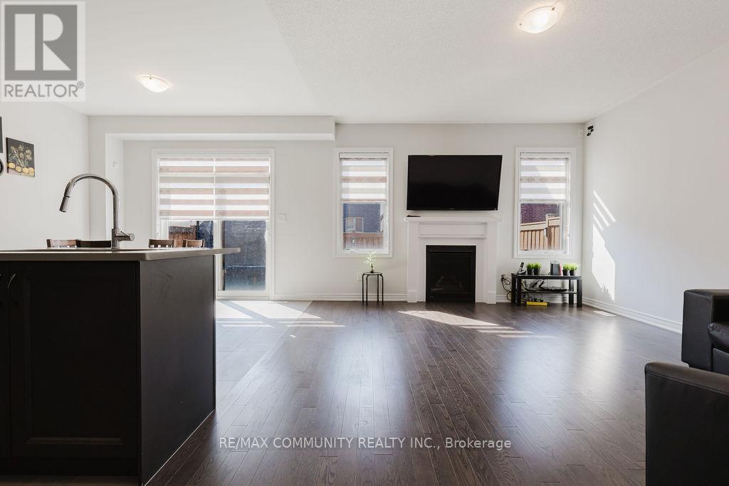 100 Folgate Crescent, Brampton, ON - Indoor Photo Showing Living Room With Fireplace