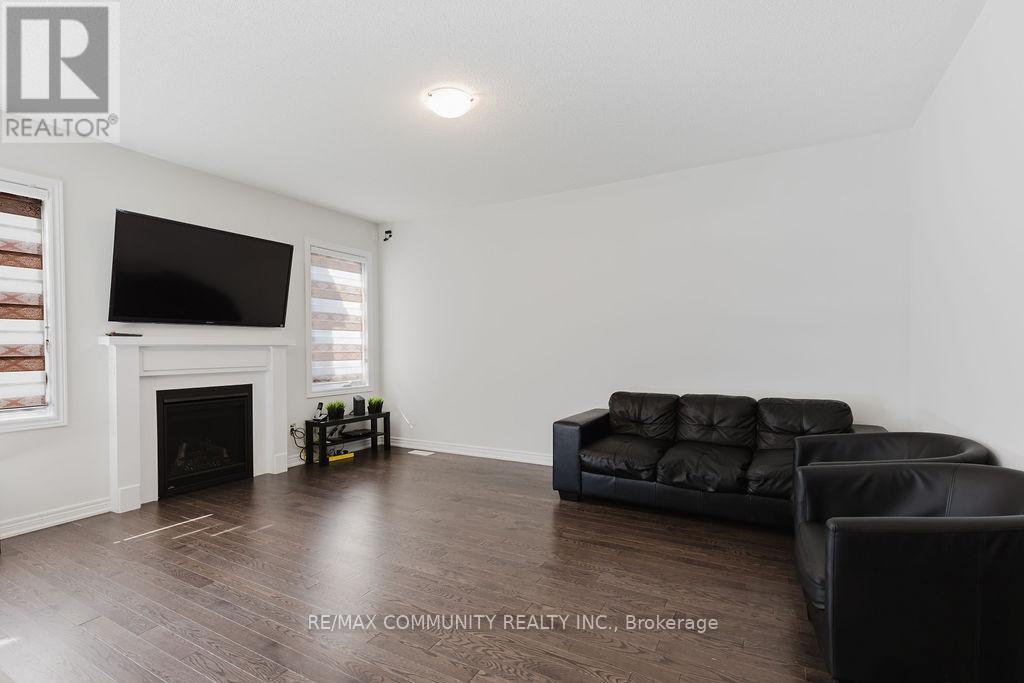 100 Folgate Crescent, Brampton, ON - Indoor Photo Showing Living Room With Fireplace
