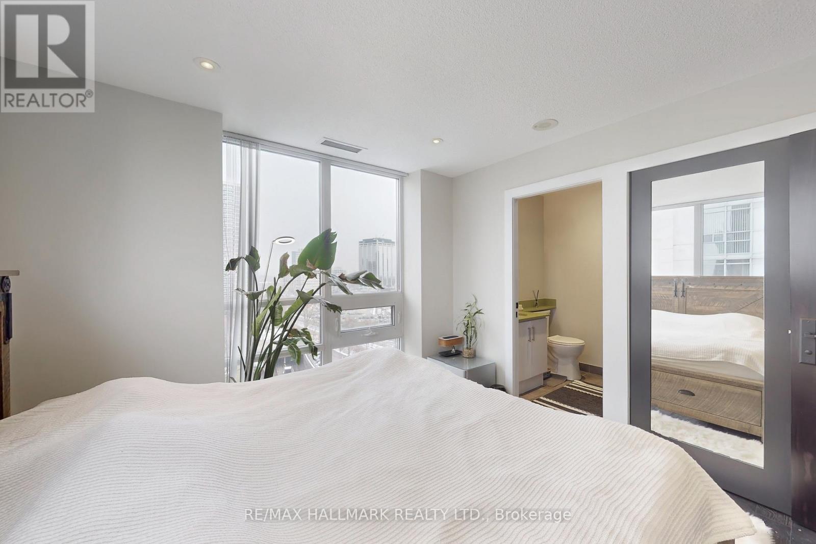 1002 - 3 Michael Power Place, Toronto, ON - Indoor Photo Showing Bedroom