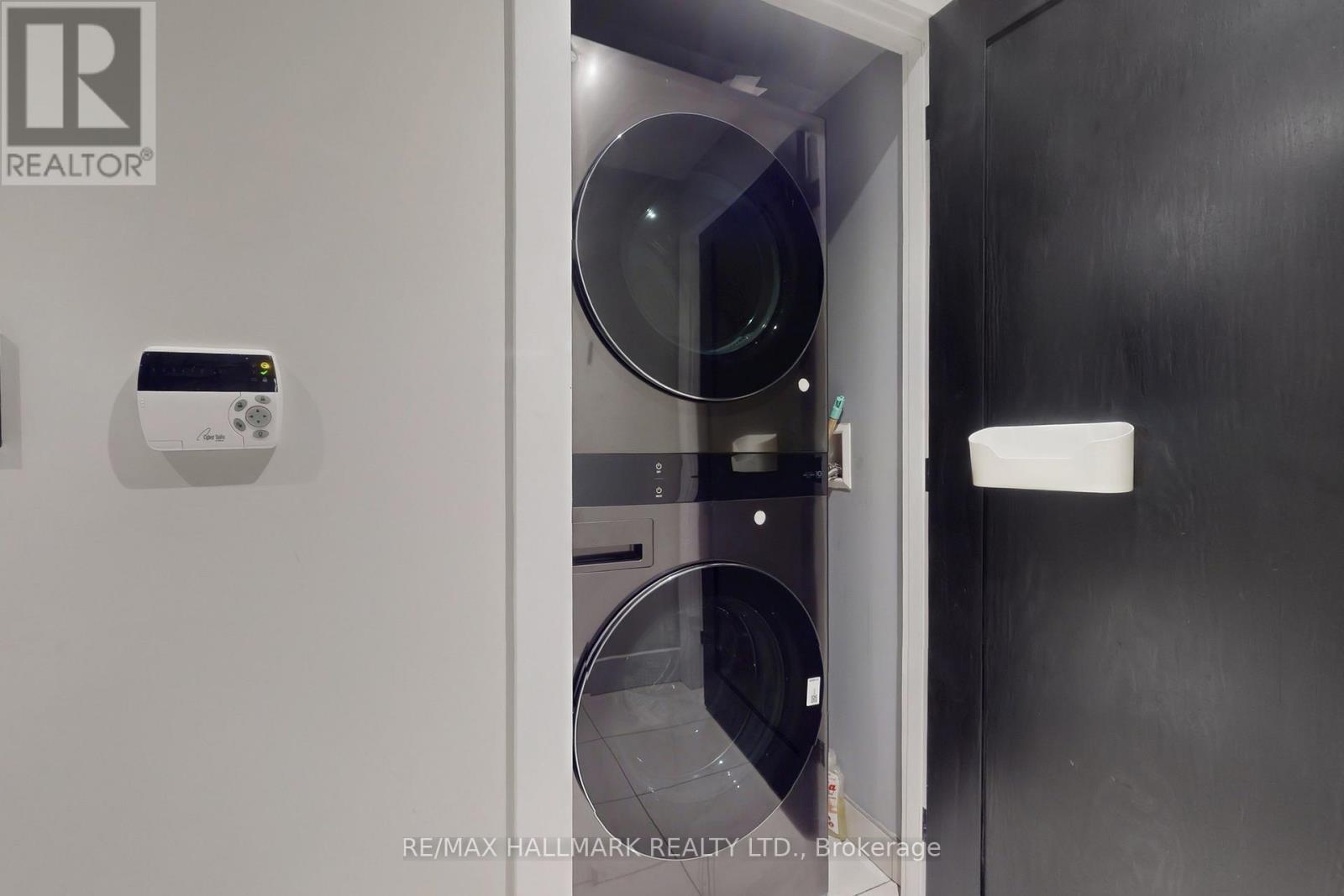 1002 - 3 Michael Power Place, Toronto, ON - Indoor Photo Showing Laundry Room