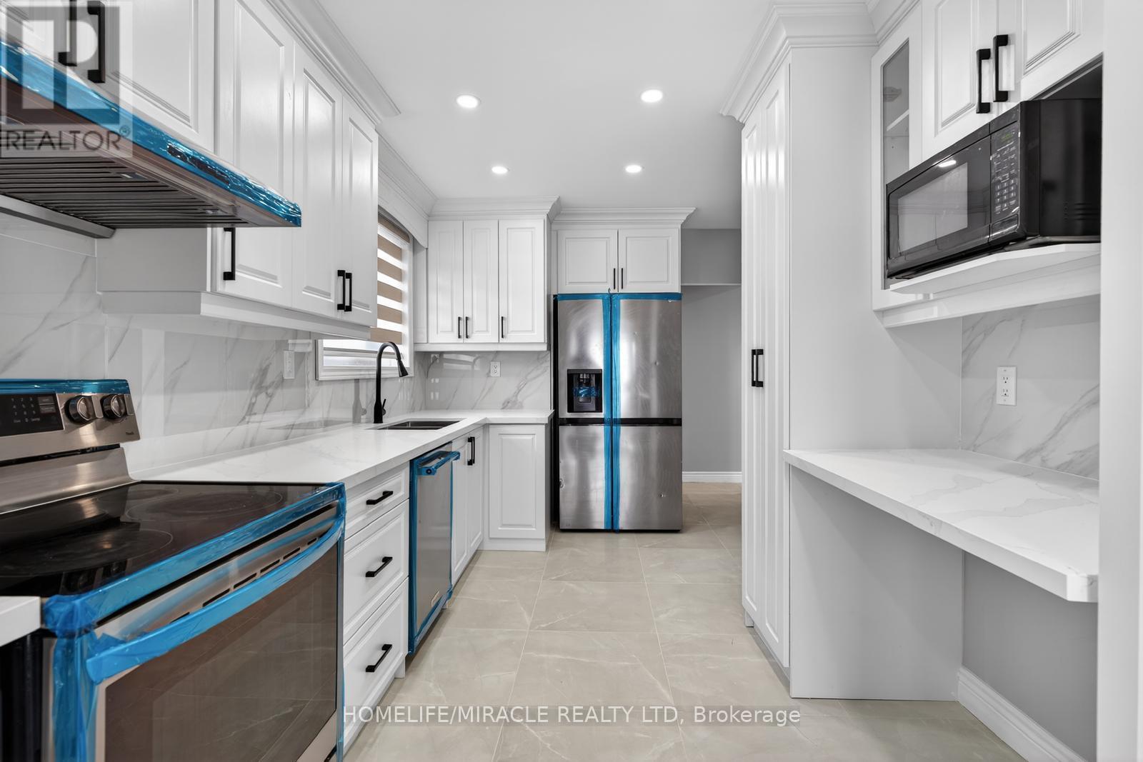 18 Rubydale Gardens, Toronto, ON - Indoor Photo Showing Kitchen With Upgraded Kitchen