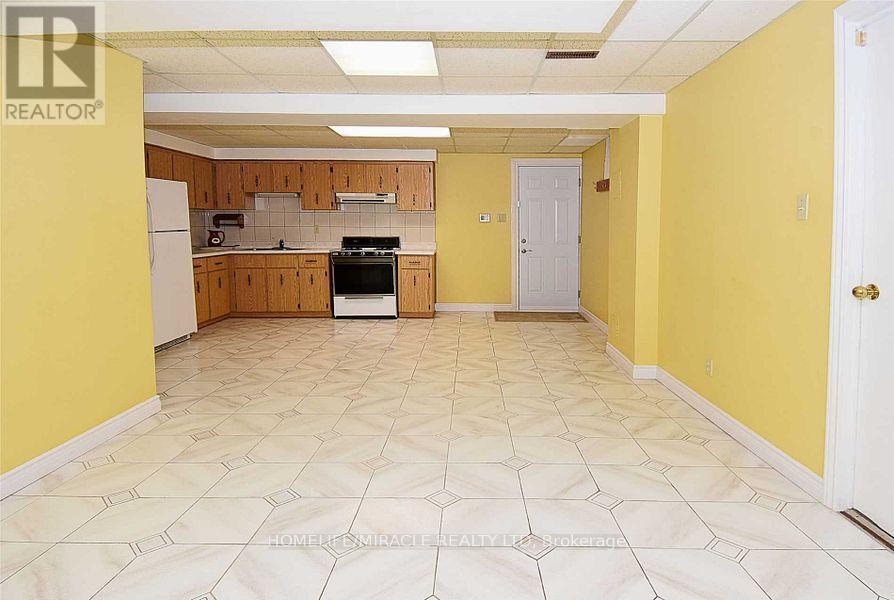 85 Harlow Crescent, Toronto, ON - Indoor Photo Showing Kitchen